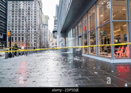 New York, États-Unis. 18 décembre 2020. La police a exploité la zone autour du bâtiment de Church Street où la neige et la glace tombaient à New York, le 18 décembre 2020. La tempête de neige a laissé dans certaines parties de New York jusqu'à 10 pouces de neige. La ville continue de se nettoyer. L'une des entreprises les plus touchées était le restaurant qui peut compter en raison des restrictions en cas de pandémie uniquement sur le service à la sortie et en plein air. (Photo de Lev Radin/Sipa USA) crédit: SIPA USA/Alay Live News Banque D'Images