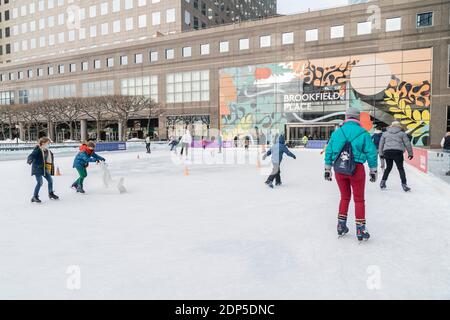 New York, NY - 18 décembre 2020: Les gens de tous âges aiment patiner sur la patinoire à l'extérieur du World Financial Center à Brookfield place Banque D'Images