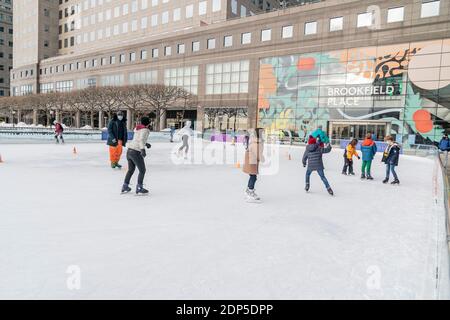 New York, NY - 18 décembre 2020: Les gens de tous âges aiment patiner sur la patinoire à l'extérieur du World Financial Center à Brookfield place Banque D'Images