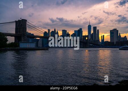 Vue sur Lower Manhattan, le pont de Brooklyn et le pont de Manhattan depuis le DUMBO Brooklyn, NY Banque D'Images