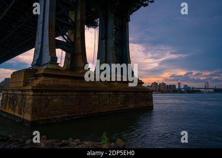 Vue sur Lower Manhattan, le pont de Brooklyn et le pont de Manhattan depuis le DUMBO Brooklyn, NY Banque D'Images