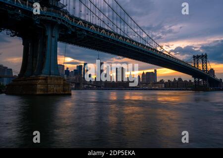 Vue sur Lower Manhattan, le pont de Brooklyn et le pont de Manhattan depuis le DUMBO Brooklyn, NY Banque D'Images