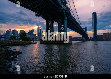 Vue sur Lower Manhattan, le pont de Brooklyn et le pont de Manhattan depuis le DUMBO Brooklyn, NY Banque D'Images