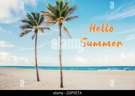 Bonjour été. Carte avec texte. Magnifique paysage tropical de nature avec deux grands palmiers et mer océan plage de sable. Vue panoramique sur la côte avec Banque D'Images