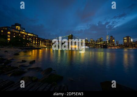 Vue sur Lower Manhattan, le pont de Brooklyn et le pont de Manhattan depuis le DUMBO Brooklyn, NY Banque D'Images