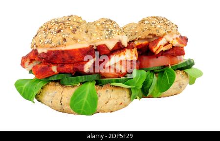 Poulet tikka viande et salade sandwich rouleaux isolés sur un arrière-plan blanc Banque D'Images