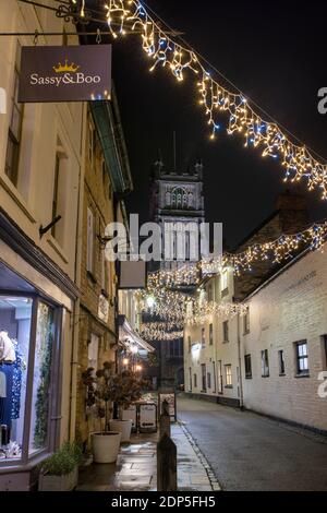 La nuit, les lumières de Noël s'allument le long de Black Jack Street. Cirencester, Cotswolds, Gloucestershire, Angleterre Banque D'Images