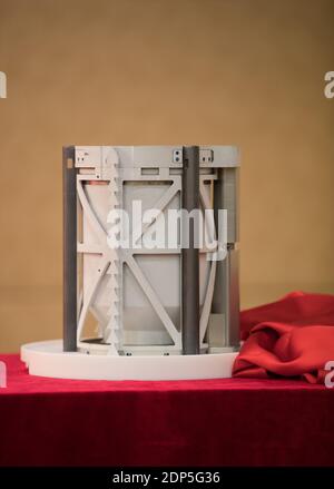 Pékin, Chine. 19 décembre 2020. Photo prise le 19 décembre 2020 montre le conteneur d'échantillon lunaire lors de la cérémonie de remise d'échantillon lunaire Chang'e-5 à l'Administration spatiale nationale de Chine à Beijing, capitale de la Chine. Credit: Jin Liwang/Xinhua/Alamy Live News Banque D'Images