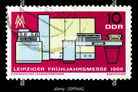 MOSCOU, RUSSIE - 15 SEPTEMBRE 2018 : un timbre imprimé dans DDR (Allemagne) montre des cartes de punch d'ordinateur, série de la foire du printemps de Leipzig, vers 1966 Banque D'Images