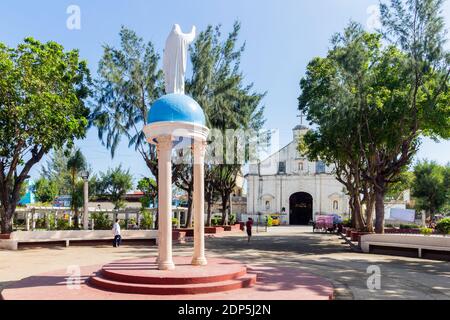 La place Bantayan avec l'église vieille de plusieurs siècles en arrière-plan à Cebu, Philippines Banque D'Images