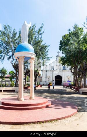 La place Bantayan avec l'église vieille de plusieurs siècles en arrière-plan à Cebu, Philippines Banque D'Images