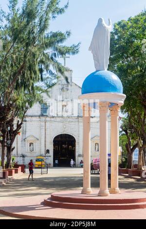 La place Bantayan avec l'église vieille de plusieurs siècles en arrière-plan à Cebu, Philippines Banque D'Images