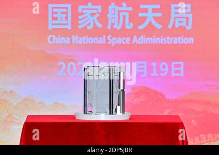 Pékin, Chine. 19 décembre 2020. Photo prise le 19 décembre 2020 montre le conteneur d'échantillons lunaires lors de la cérémonie de remise des échantillons lunaires Chang'e-5 à l'Administration spatiale nationale de Chine à Beijing, capitale de la Chine. Des échantillons de lune prélevés par la sonde Chang'e-5 en Chine ont été transférés samedi matin aux équipes de recherche chinoises. Les scientifiques réaliseront le stockage, l'analyse et la recherche des premiers échantillons du pays prélevés sur l'objet extraterrestre. Credit: Yue Yuewei/Xinhua/Alamy Live News Banque D'Images