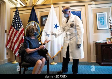 Washington DC, États-Unis. 18 décembre 2020. Brian Monahan, médecin traitant du Congrès des États-Unis, remet une carte médicale à la Présidente de la Chambre Nancy Pelosi, D-Californie, dans le Capitole des États-Unis à Washington, DC, USAon 18 décembre 2020. Photo par Anna Moneymaker/Pool/ABACAPRESS.COM crédit: ABACAPRESS/Alay Live News Banque D'Images