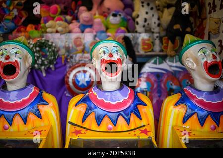 Une rangée de visages de clown riant se tournant de côté à côté Banque D'Images