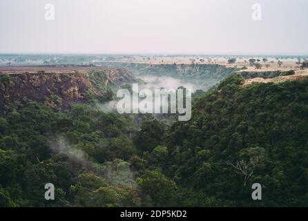 Gorge De Kyammare Dans Le Parc National De La Reine Elisabeth, Vallée De La Forêt Pluviale Foggy, Vallée Des Singes En Ouganda, Afrique Banque D'Images