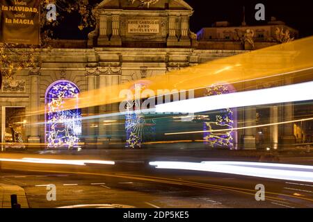 Madrid, Espagne. 17 décembre 2020. Les lumières de Noël sur la porte d'Alcala sont vues à Madrid, Espagne, le 17 décembre 2020. Crédit: Edward F. Peters/Xinhua/Alay Live News Banque D'Images