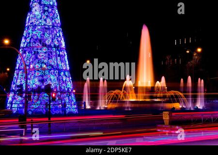 Madrid, Espagne. 17 décembre 2020. Les lumières de Noël sur le Paseo de la Castellana sont visibles à Madrid, Espagne, le 17 décembre 2020. Crédit: Edward F. Peters/Xinhua/Alay Live News Banque D'Images