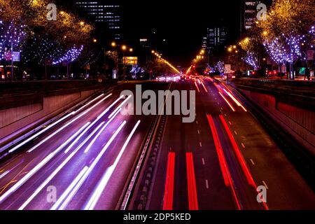 Madrid, Espagne. 17 décembre 2020. Les lumières de Noël sur le Paseo de la Castellana sont visibles à Madrid, Espagne, le 17 décembre 2020. Crédit: Edward F. Peters/Xinhua/Alay Live News Banque D'Images