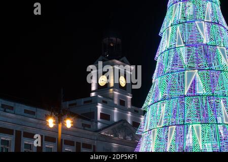 Madrid, Espagne. 17 décembre 2020. Les lumières de Noël et la tour de l'horloge sont vues à Madrid, Espagne, le 17 décembre 2020. Crédit: Edward F. Peters/Xinhua/Alay Live News Banque D'Images