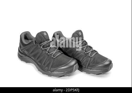 Moscou, Russie décembre - 19, 2018: Salomon XA TICAO GTX Sneakers noires sur fond blanc. Semelle extérieure Contagrip. Membrane en Gore-Tex Banque D'Images