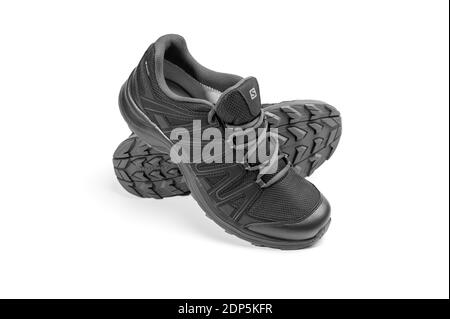 Moscou, Russie décembre - 19, 2018: Salomon XA TICAO GTX Sneakers noires sur fond blanc. Semelle extérieure Contagrip. Membrane en Gore-Tex Banque D'Images