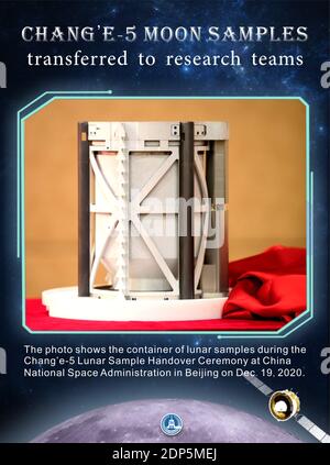 Pékin, Chine. 19 décembre 2020. Des échantillons de lune prélevés par la sonde Chang'e-5 en Chine ont été transférés aux équipes de recherche chinoises le 19 décembre 2020. Credit: Zheng Yue/Xinhua/Alamy Live News Banque D'Images