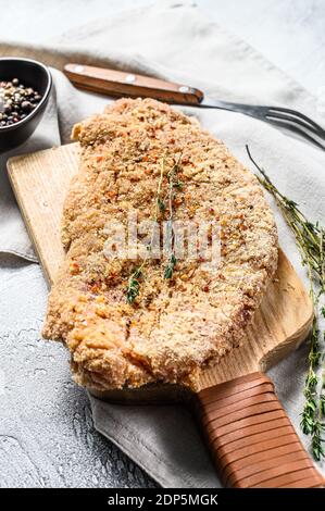 Weiner Schnitzel allemand, cru et fait maison. Arrière-plan gris. Vue de dessus. Banque D'Images