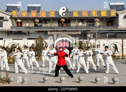 Pékin, Chine. 19 décembre 2020. Les amateurs pratiquent Taijiquan dans une école d'art martial traditionnelle du district de Yongnian, ville de Handan, province de Hebei, au nord de la Chine, 16 décembre 2020. Credit: Xinhua/Alay Live News Banque D'Images
