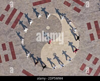 Pékin, Chine. 19 décembre 2020. Photos aériennes spectacles Taijiquan passionnés pratiquant Taijiquan dans le district de Yongnian, ville de Handan dans la province de Hebei, au nord de la Chine, 16 décembre 2020. Credit: Xinhua/Alay Live News Banque D'Images