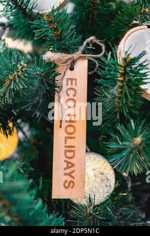 Arbre de noël écologique sans gaspillage avec jouet en bois et texte ECO vacances. Concept environnemental. Banque D'Images