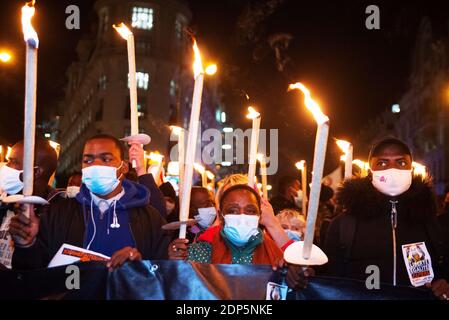 Paris, France. 18 décembre 2020. Les gens descendent dans la rue à l'occasion de la Journée internationale des migrants le 18 décembre 2020 à Paris, en France. Les migrants sans papiers et les associations exigent la régularisation, la fermeture des centres de détention administrative (CRA) et un logement décent pour tous. Photo par Pierrick Villette/avenir Pictures/ABACAPRESS.COM crédit: ABACAPRESS/Alay Live News Banque D'Images