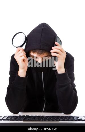 Pirate perturbé avec un clavier d'ordinateur sur fond blanc Banque D'Images