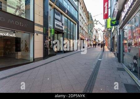 Centre-ville d'Essen après le verrouillage dans la crise corona - zone piétonne Limbecker Straße Banque D'Images