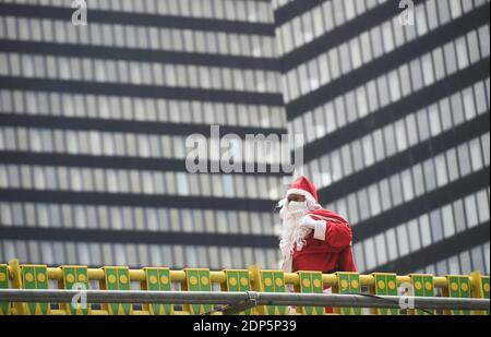 Jakarta, Indonésie. 19 décembre 2020. Un homme habillé en costume du Père Noël marche dans une rue à Jakarta, Indonésie, le 19 décembre 2020. Credit: Zulkarnain/Xinhua/Alamy Live News Banque D'Images