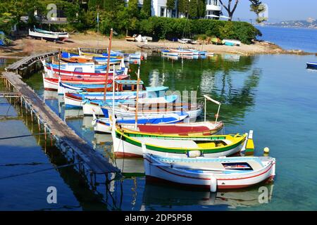 France, côte d'azur, Cap d'Antibes, le petit port pittoresque d'Olivette accueille les bateaux, le point, de mai à octobre dans un cadre magnifique. Banque D'Images