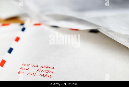 Lettres de courrier aérien avec feuilles écrites Banque D'Images