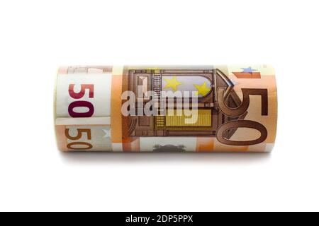 argent d'une valeur de 50 euros roulé sur fond blanc Banque D'Images