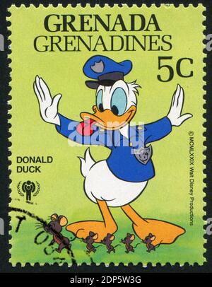 GRENADE - VERS 1979 : timbre imprimé par Grenade, montre les personnages de Walt Disney, policier Donald, vers 1979 Banque D'Images