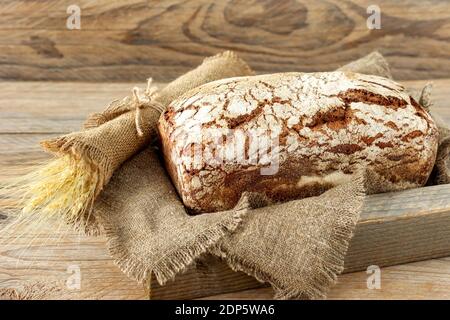 pain de seigle fraîchement cuit sur toile de fond rustique. Plats biologiques faits maison. Banque D'Images