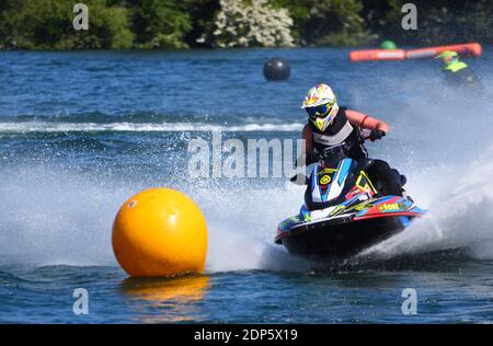 : Jet ski course concurrent virage à la vitesse créant beaucoup de pulvérisation. Banque D'Images