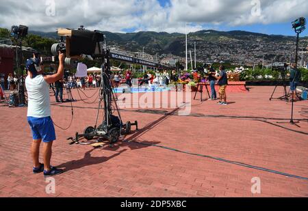 Grand bras de perche utilisé pour le tournage TV d'un groupe qui se présente à l'ouverture de l'hôtel CR7 à Funchal. Banque D'Images