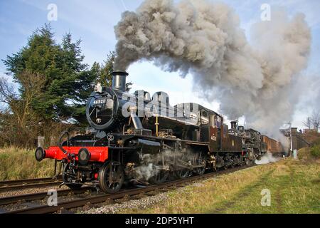 LMS Ivatt classe 2 2-6-0 No. 46521 double-tête le 10:40 (2A09) de Loughborough à Leicester North avec le compagnon stable No. 78019. Banque D'Images