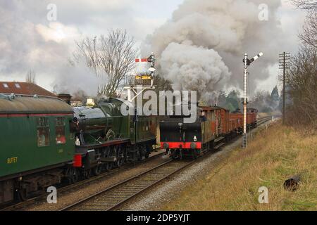 Un GWR à carreaux classe 4-6-0 N° 4953 ‘Pitchford Hall’ est passé par Jinty 0-6-0T classe 3F N° 47406 à l’extérieur de Loughborough. Banque D'Images