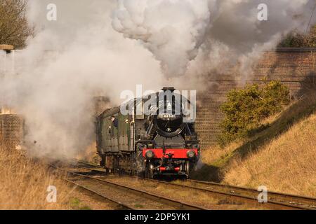 LMS Ivatt classe 2 2-6-0 No 46521 prend le soleil comme il alimente le sud avec le 12:35 (2C20) service local à Quorn et Woodhouse. Banque D'Images