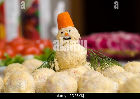 Salade sous forme de bonhomme de neige et de boules de Bâtonnets de fromage et de crabe pour le nouvel an et Noël Banque D'Images