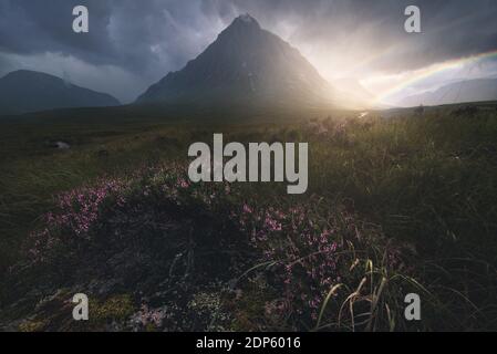 Pluie de vent et arc-en-ciel sur Glencoe Mount, Écosse Banque D'Images