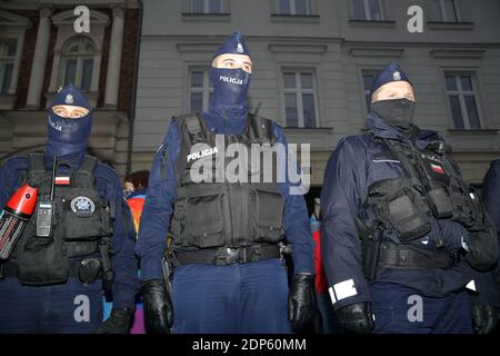Cracovie, Pologne - décembre 13 2020 : policiers contre le poste de police de la rue Lubicz, appelée petite Maison Blanche, à Cracovie pendant la manifestation Banque D'Images