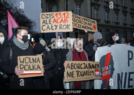 Cracovie, Pologne - décembre 13 2020 : parti pro-choix de la démonstartion, anti-gouvernement et droit et Justice organisé par femmes Strike à Cracovie, bannières Banque D'Images