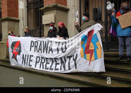 Cracovie, Pologne - décembre 13 2020 : les manifestants de la grève des femmes manifestent avec des droits de slogan NE SONT PAS CADEAU sur la bannière devant l'université de Cracovie Banque D'Images